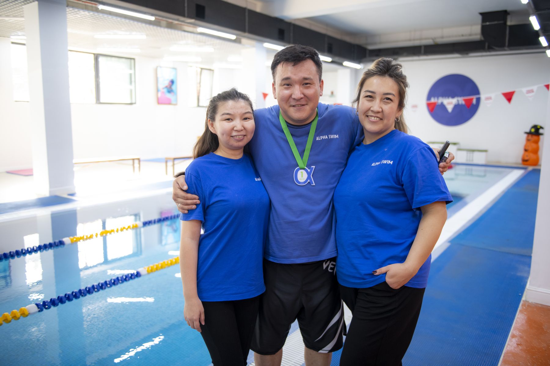 Тренеры Alpha Swim у бассейна