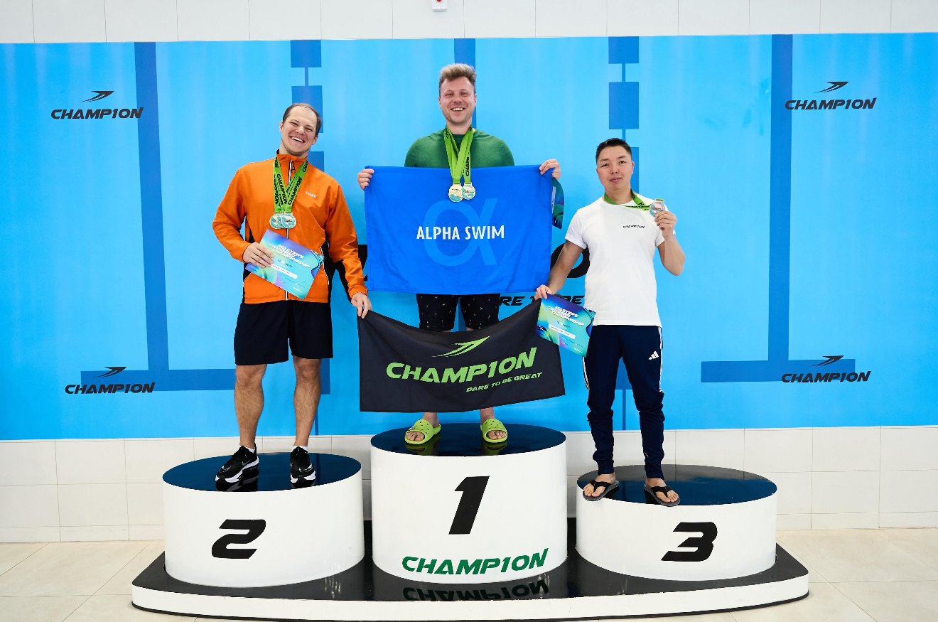 Олег Работа на пьедестале с флагом Alpha Swim