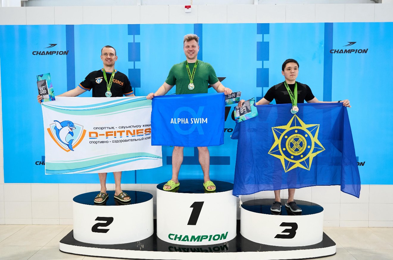 Олег Работа с флагом Alpha Swim на верхней ступени пьедестала