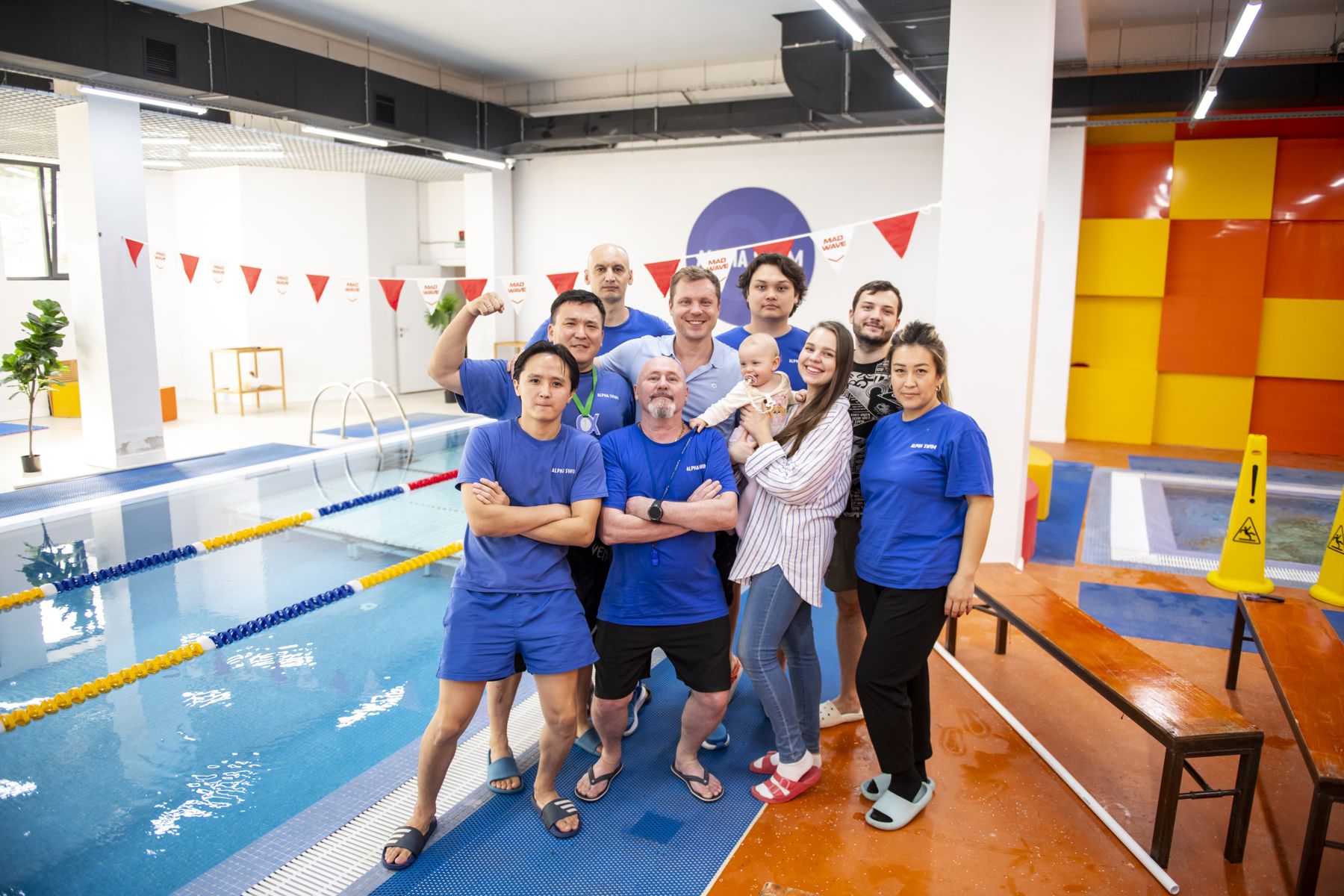 Команда тренеров Alpha Swim у бассейна